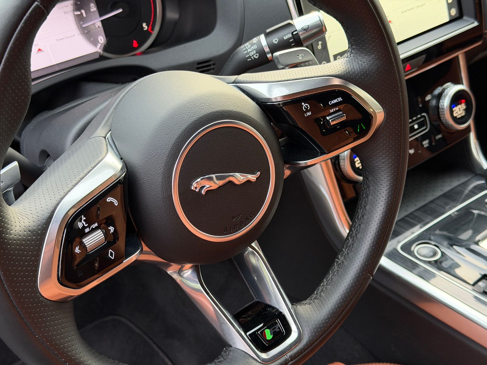 Fahrzeugabbildung Jaguar XE R-Dynamic Black/360°/NAVI/APPLE/SOUND/SHZ