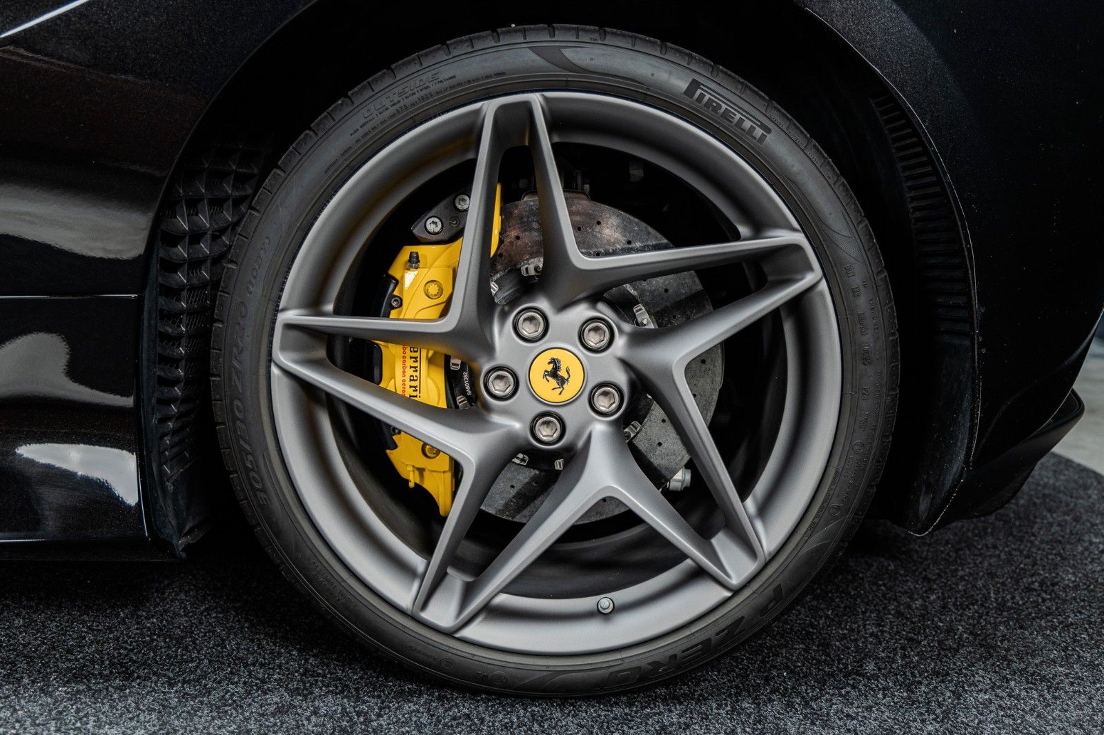 Fahrzeugabbildung Ferrari F8 Spider + Nero Daytona + Carbon + Lift + Garan