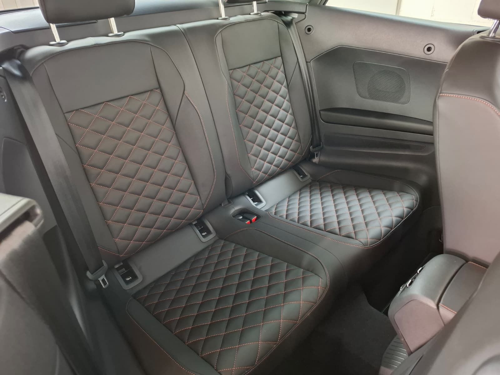 Fahrzeugabbildung Volkswagen T-Roc Cabriolet R-Line Edit. Karmann 1,5 TSI DSG