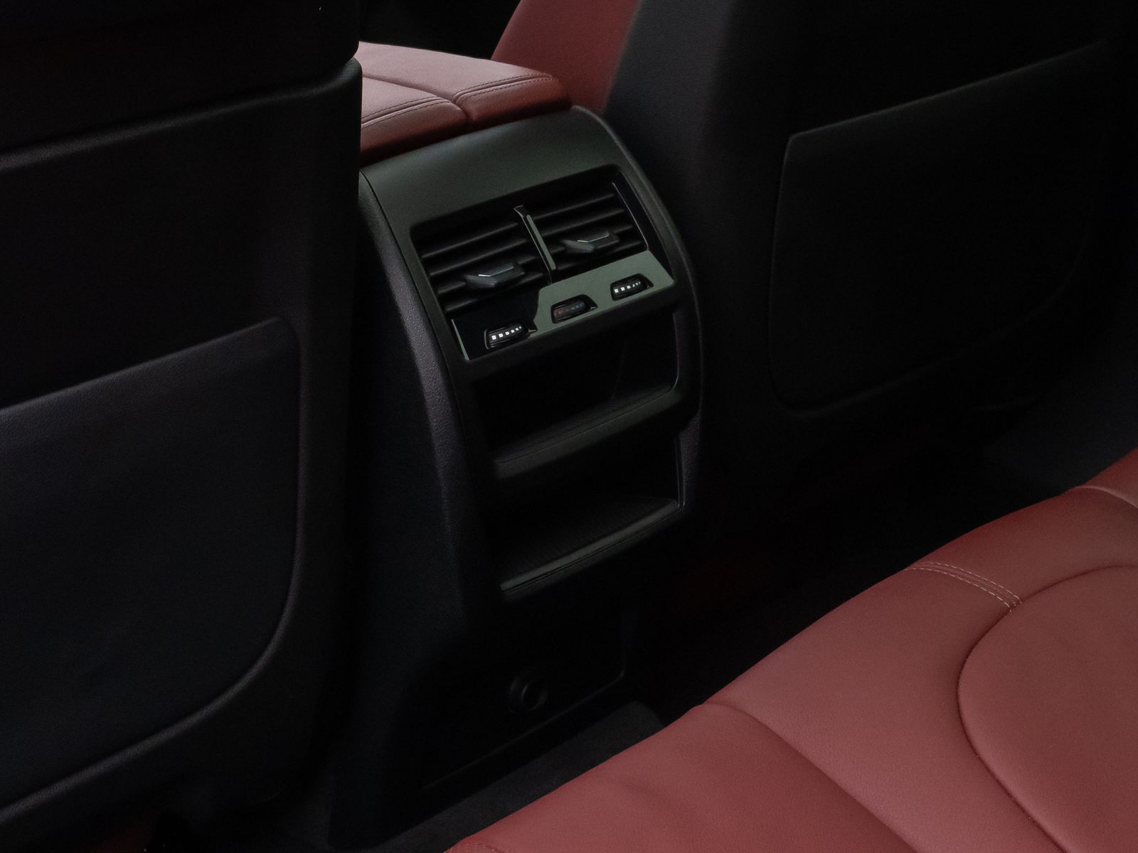 Fahrzeugabbildung BMW X6 xD40d M Sport Panorama 360°Laser HUD DisplKey