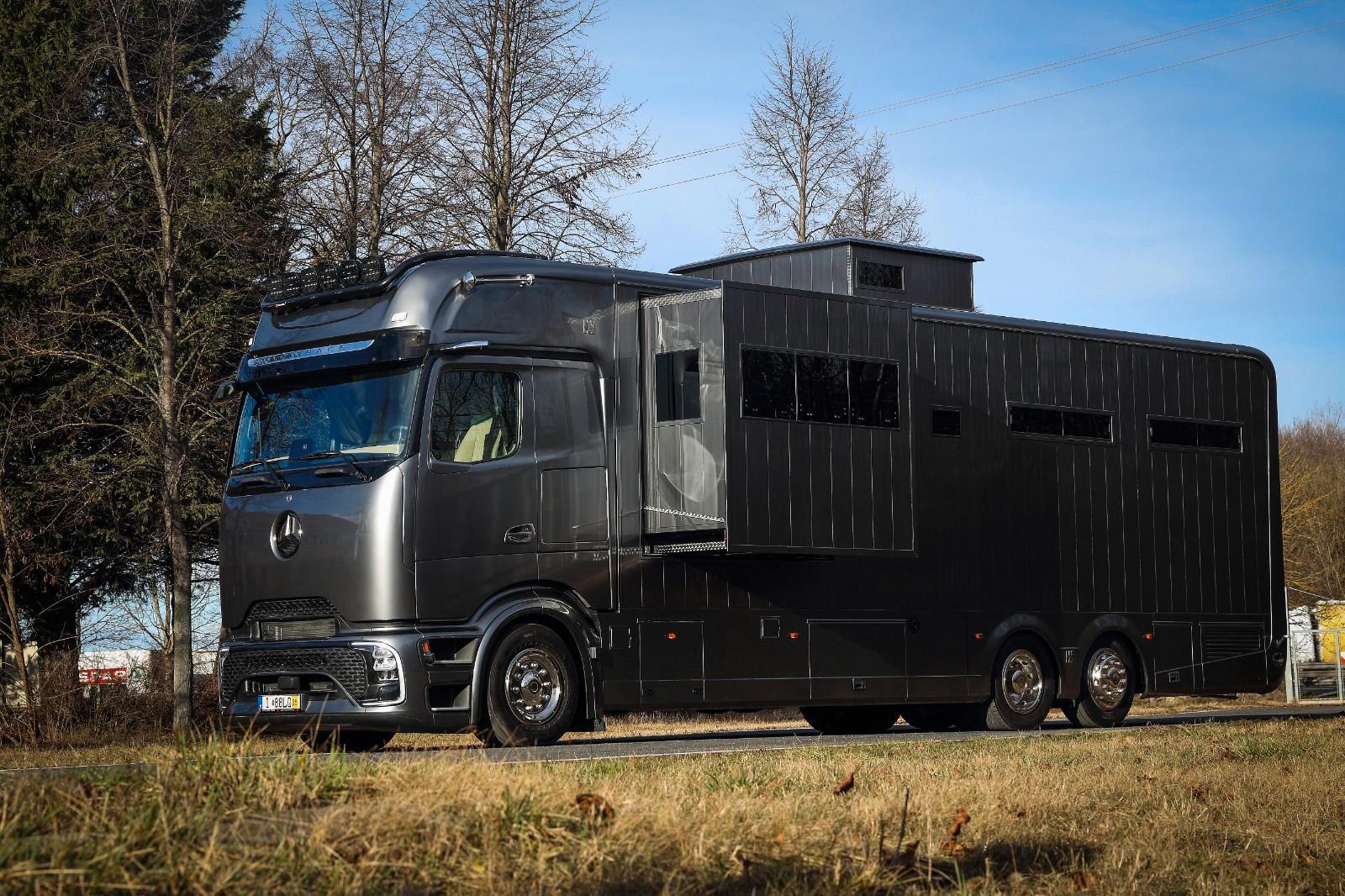 Mercedes-Benz Actros INTERHORSE 6 HORSES 2xP OUT, 1xP UP