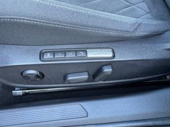 Fahrzeugabbildung Volkswagen Golf VIII Variant Life 2,0 TDI Navi Sitzh ACC