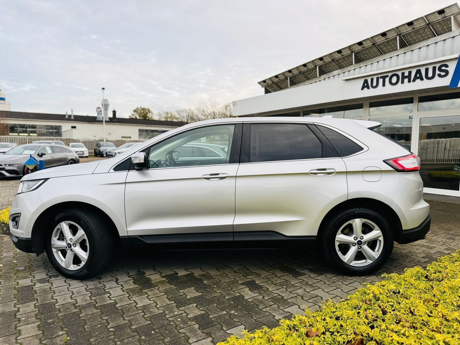 Fahrzeugabbildung Ford Edge TITANIUM 4x4, Autom., LED, Panod., AHK, Tot
