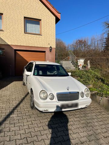 Mercedes-Benz Mercedes Benz E200 Limousine