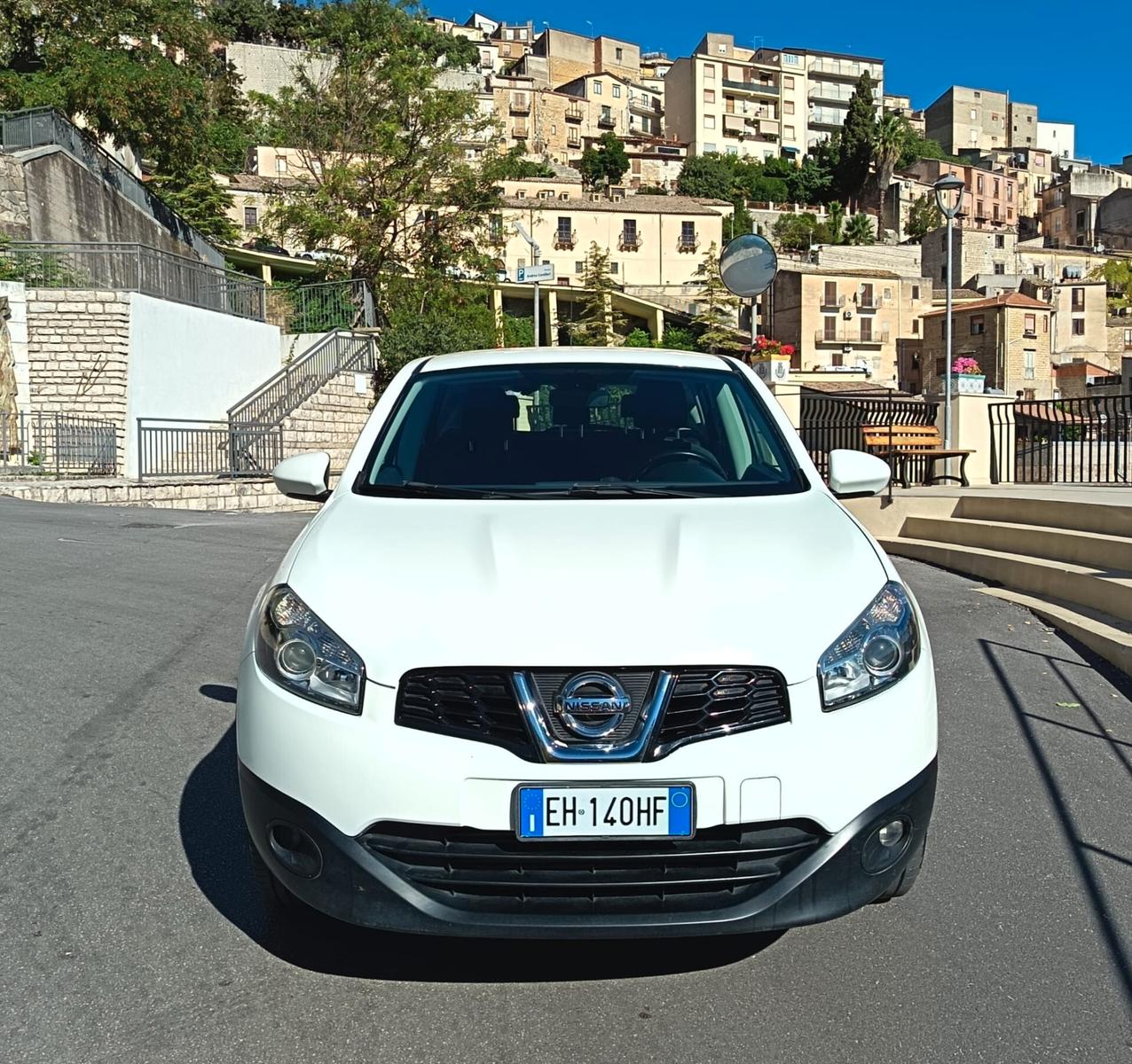 Nissan Qashqai 2012 — rear view
