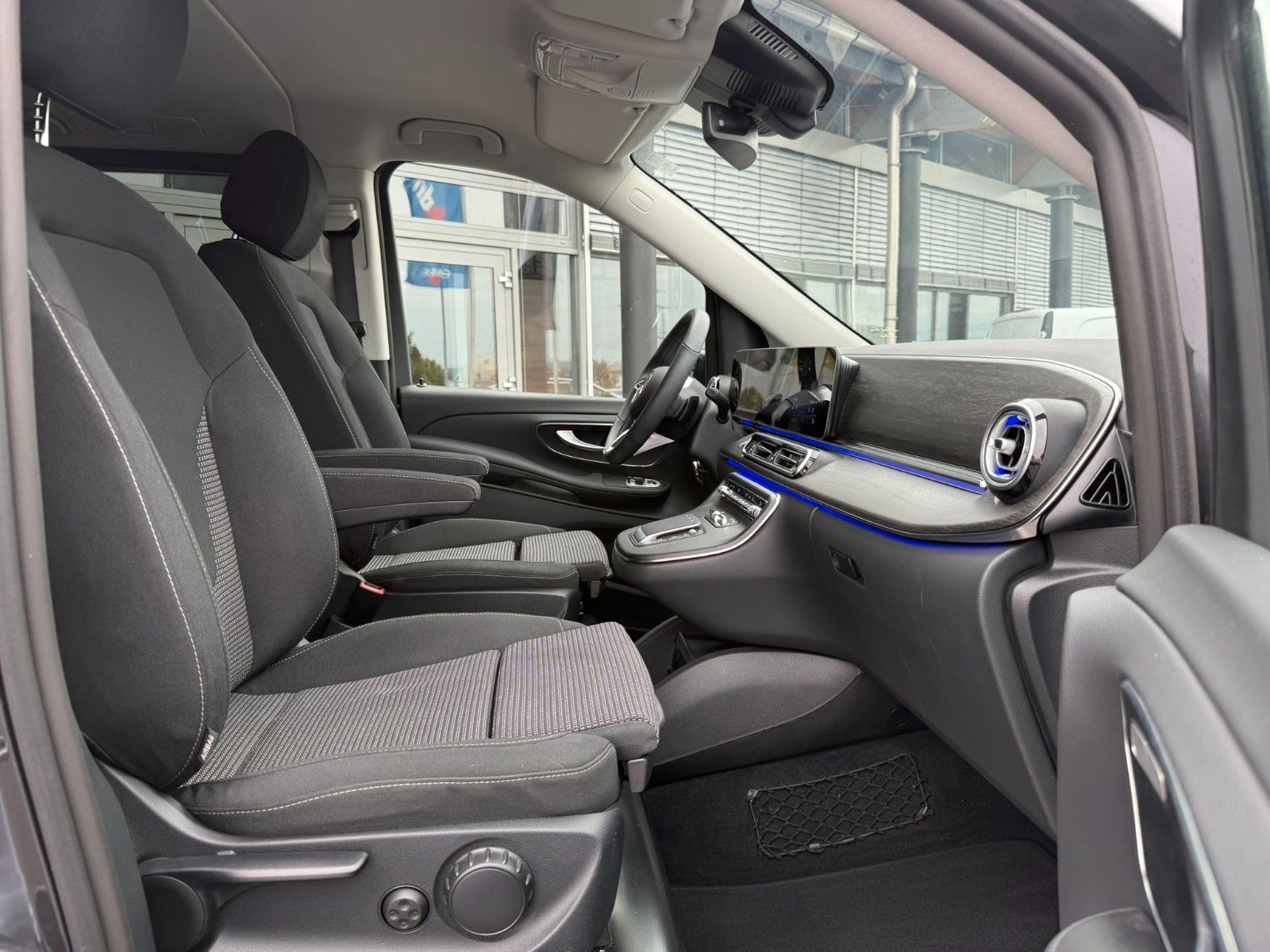 Fahrzeugabbildung Mercedes-Benz V 300 d STYLE 4MATIC AHK2,5t DISTRONIC MULTIBEAM