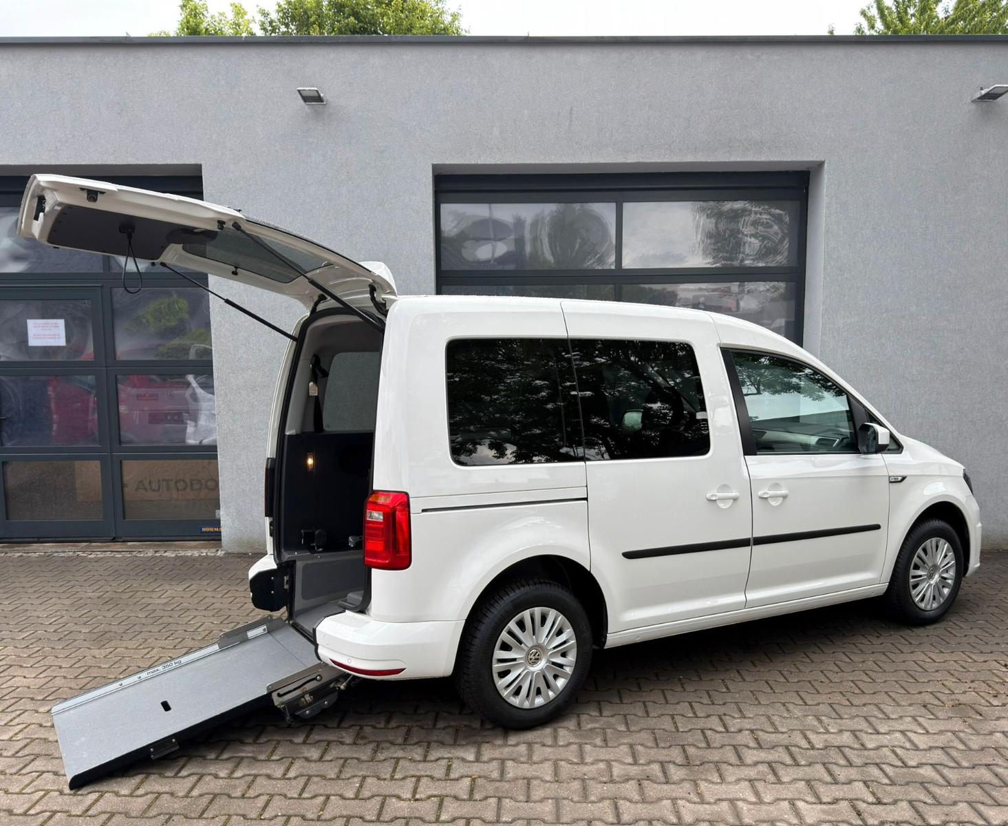 Volkswagen Caddy Behindertengerecht Rollstuhlrampe 3+1