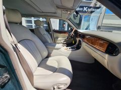 Fahrzeugabbildung Daimler V8 Automatik