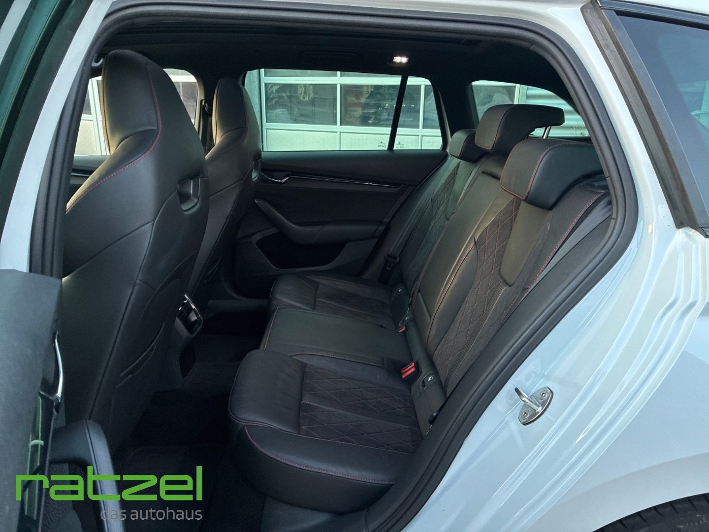 Fahrzeugabbildung SKODA Octavia RS Combi 2.0 TDI DSG  AHK Panodach Navi