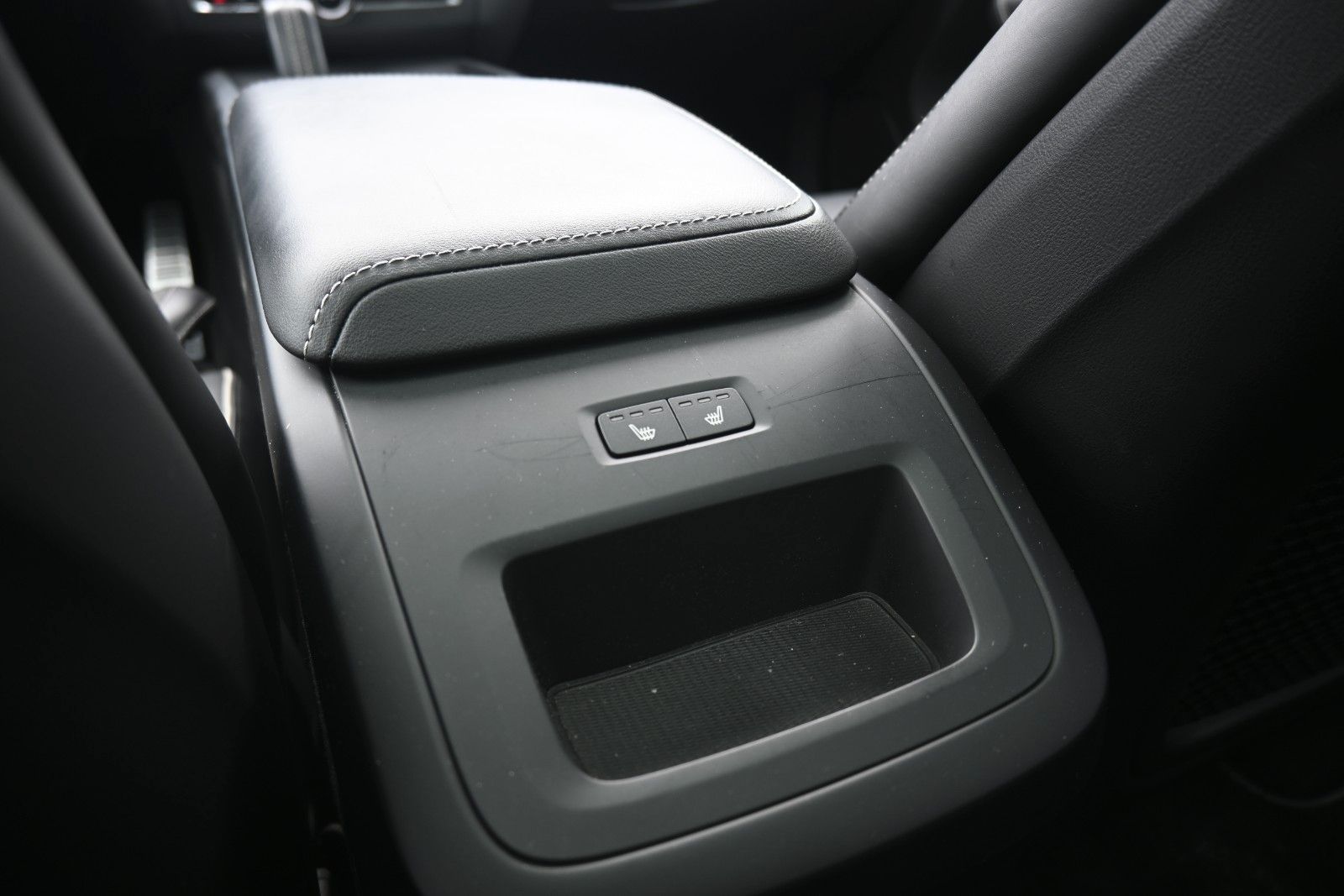 Fahrzeugabbildung Volvo XC60 B4 D AWD R Design*STDHZG*PANO*RFK*ACC