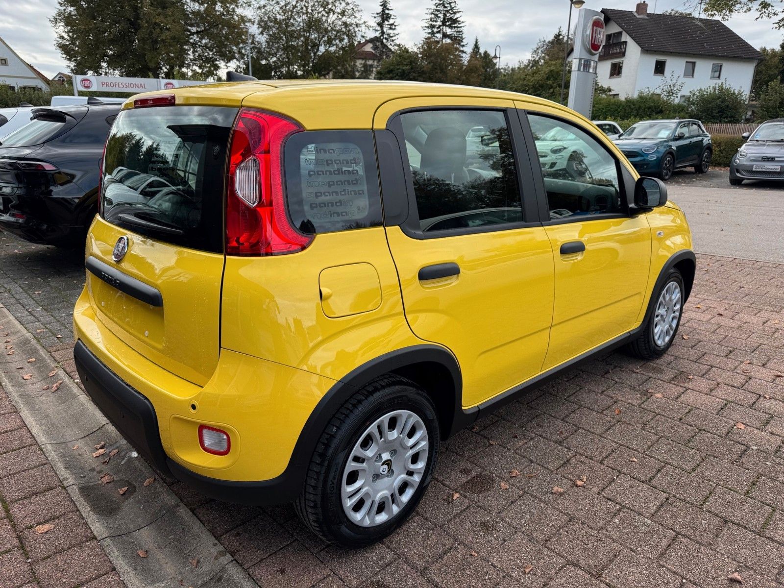 Fahrzeugabbildung Fiat Panda Pandina Hybrid 1.0 GSE 51kw (70PS) Gelb