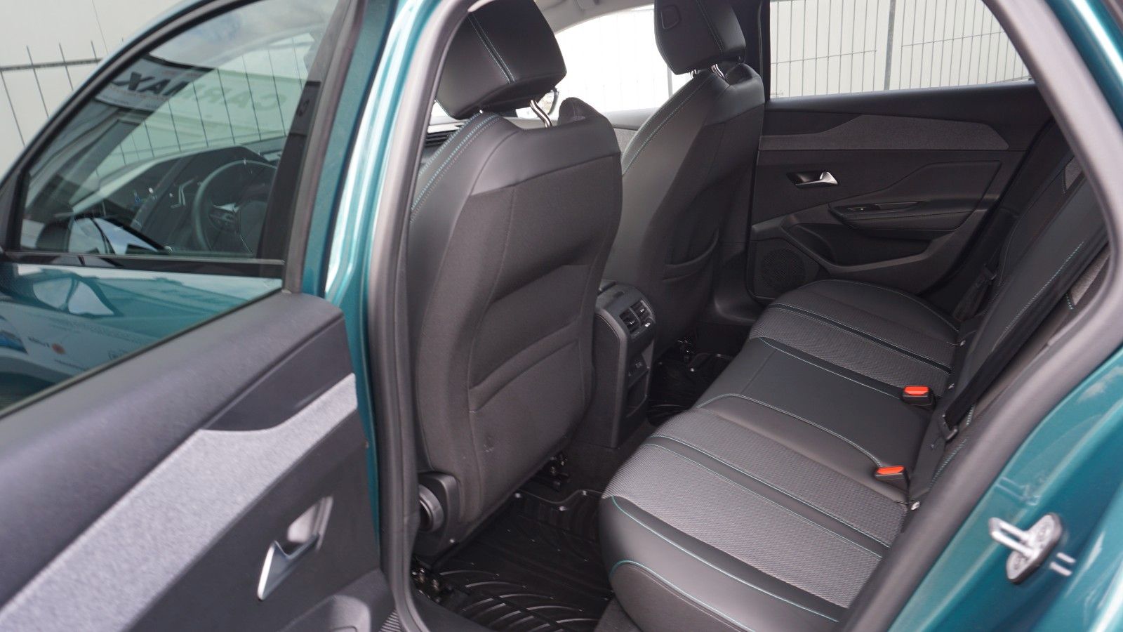 Fahrzeugabbildung Peugeot 308 SW Hybrid 180 Allure T.Leder,Navi,LED,SH,Kam