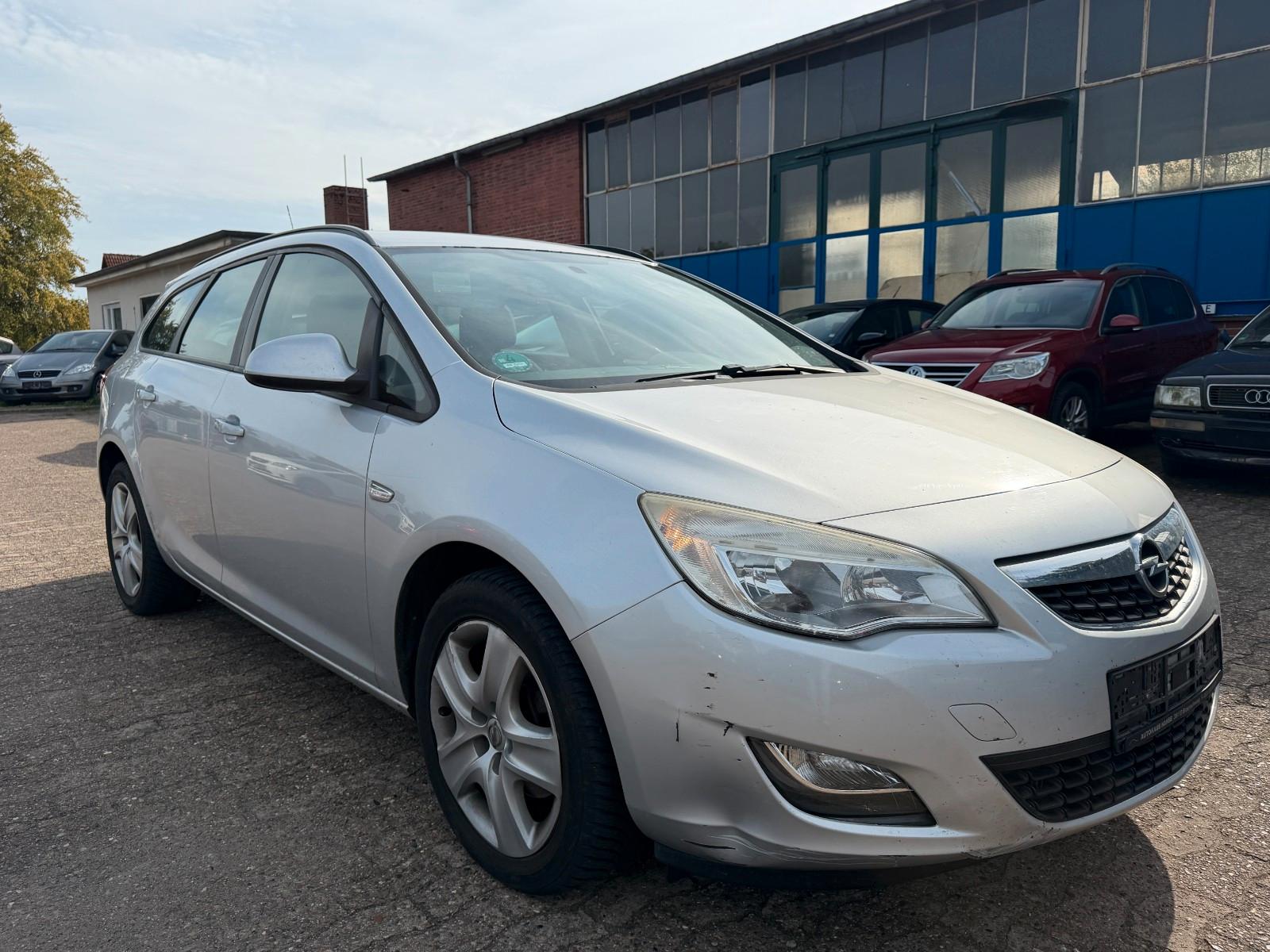 Opel Astra 2011 — interior