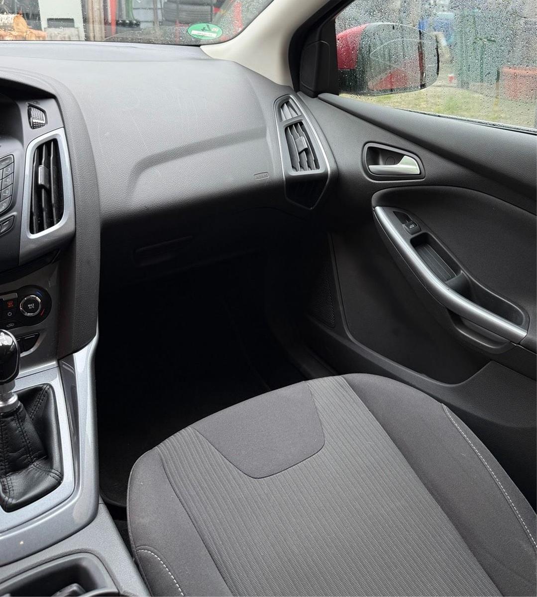 Ford Focus 2011 — photo 8