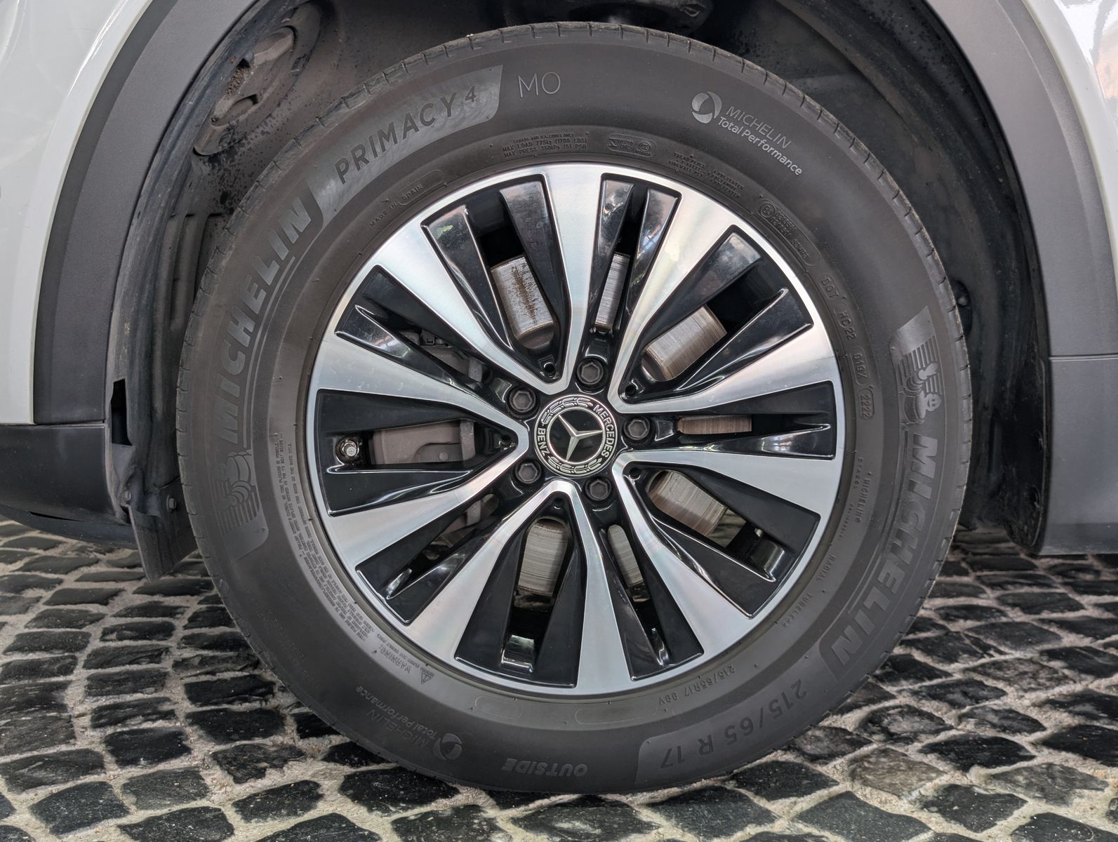 Fahrzeugabbildung Mercedes-Benz GLB 220 d MBUX LEDER VIRT APP KAM LED SHZ ALU