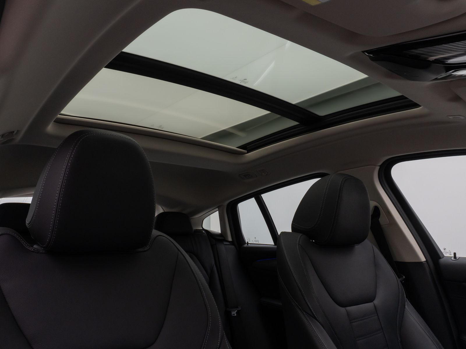 Fahrzeugabbildung BMW X4 xD30i xLine Panorama Kamera HUD HiFi DisplKey