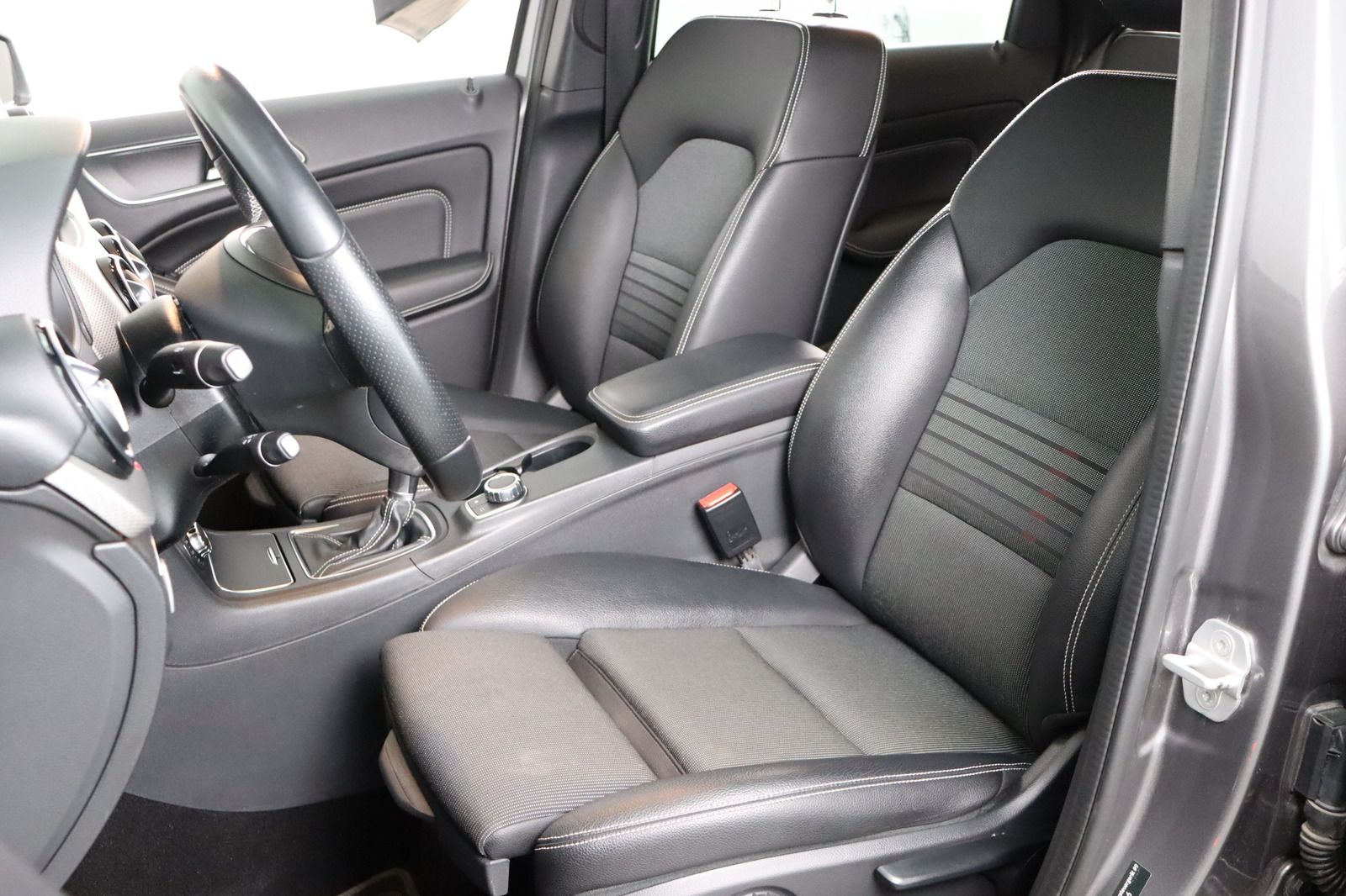 Fahrzeugabbildung Mercedes-Benz B 200 d Sports Tourer * LED * Pano * Edition Urb