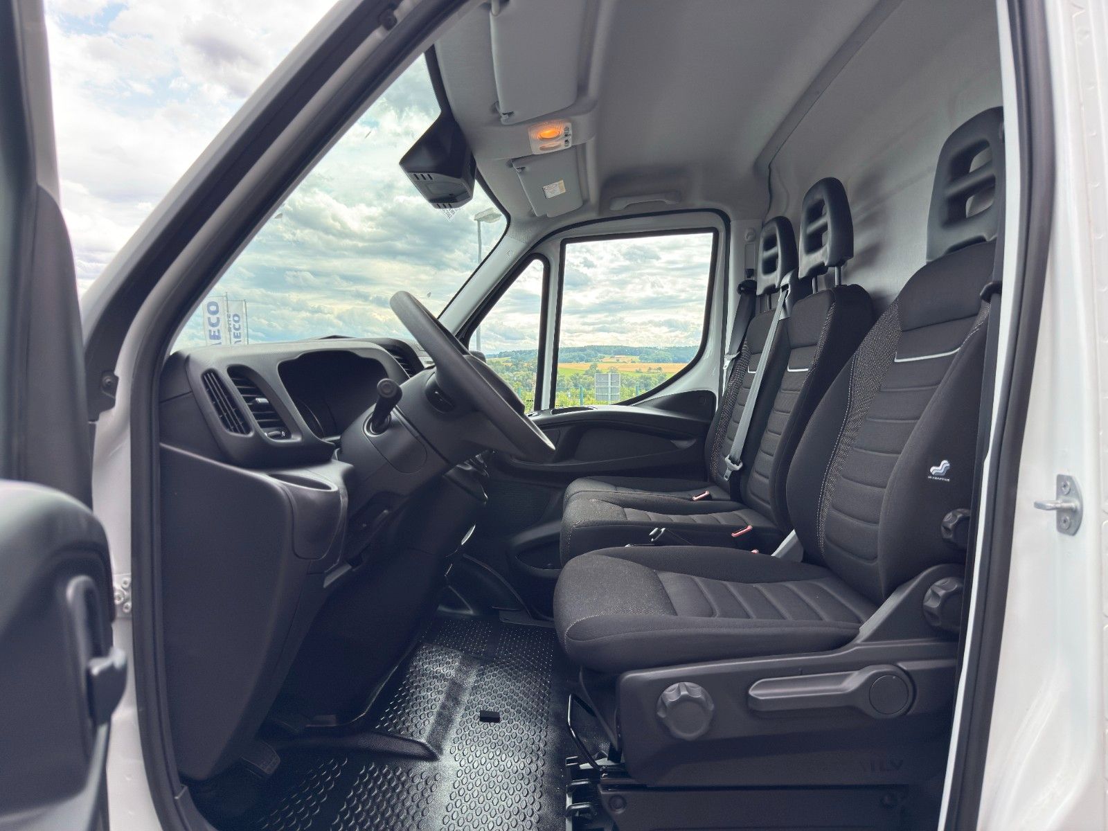 Fahrzeugabbildung Iveco Daily 35S14B V Airlineschienensystem *AHK 3,5 t*