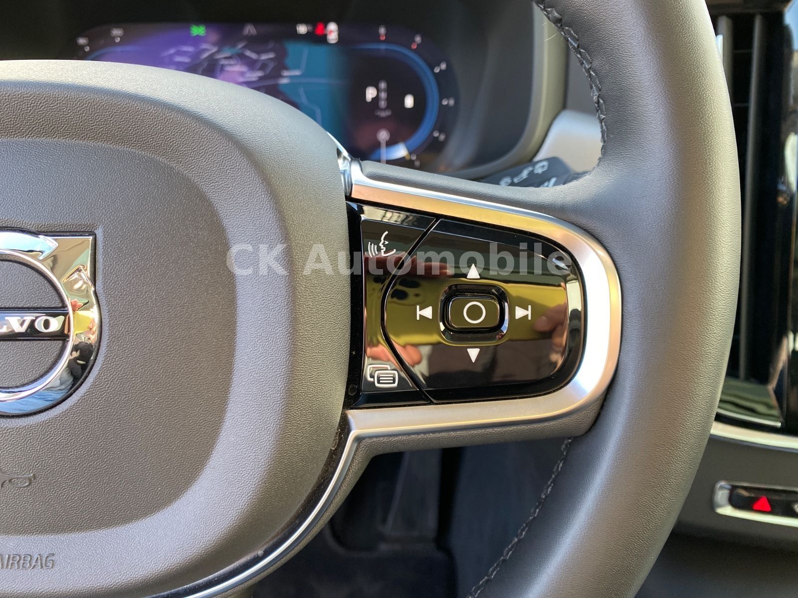 Fahrzeugabbildung Volvo V90 B5 Ultimate Dark AWD/BLIS/Pano/Head-Up/AHK