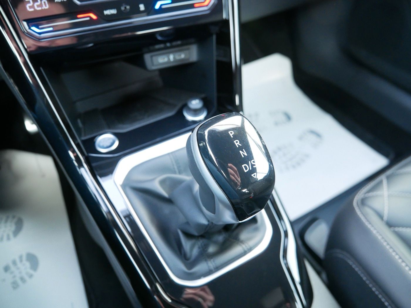 Fahrzeugabbildung Volkswagen T-Roc Cabriolet 1.5 R-Line NEU60T AHK Standhz AC