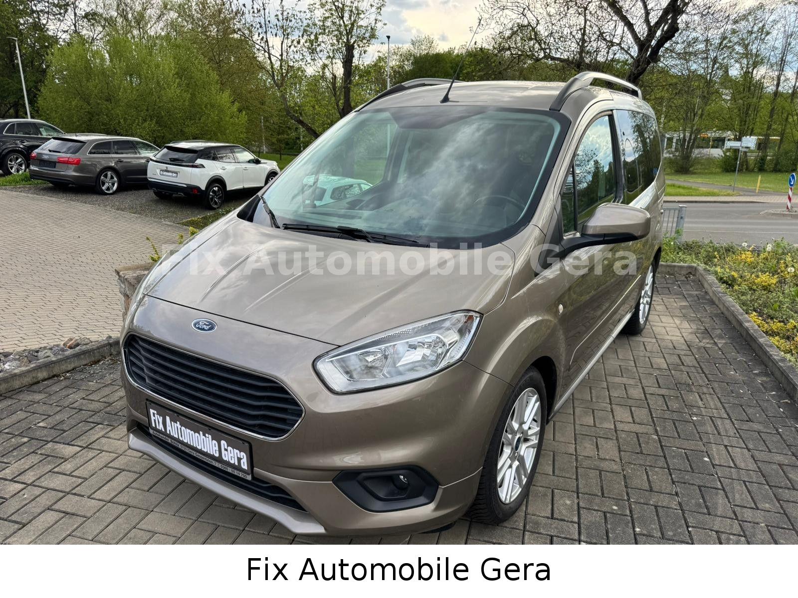 Ford Tourneo Courier Titanium*Navi*Klimaautom.*PDC*AH