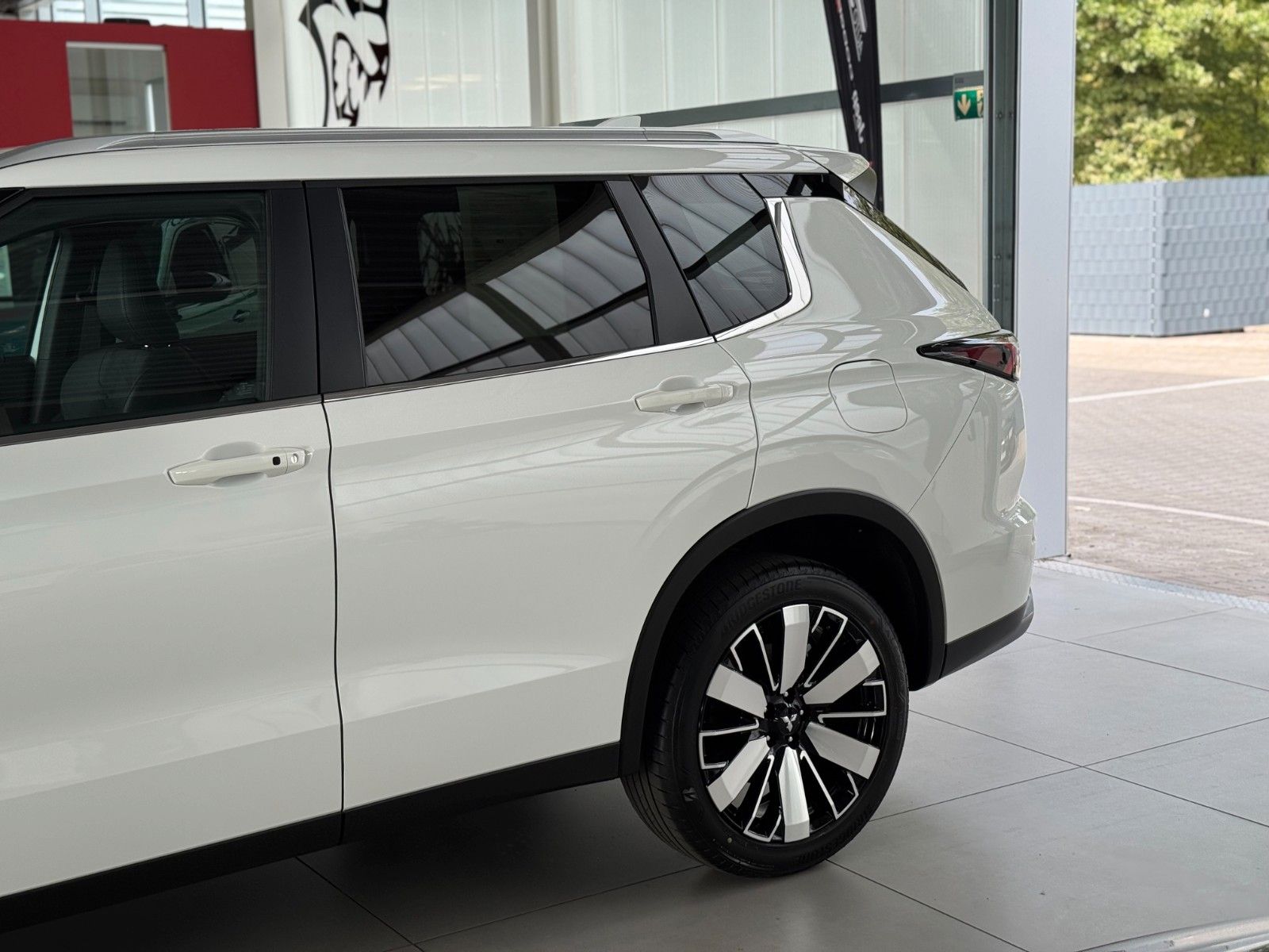 Fahrzeugabbildung Mitsubishi Plug-in Hybrid Outlander Intro Edition