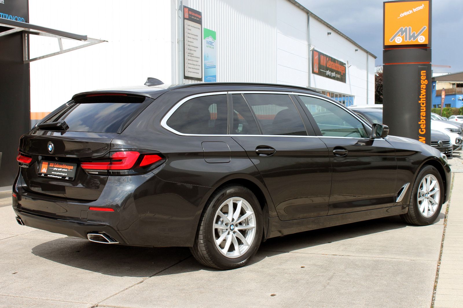 Fahrzeugabbildung BMW 520d Touring Aut. LED ACC KAM PANO HUD AHK StHz