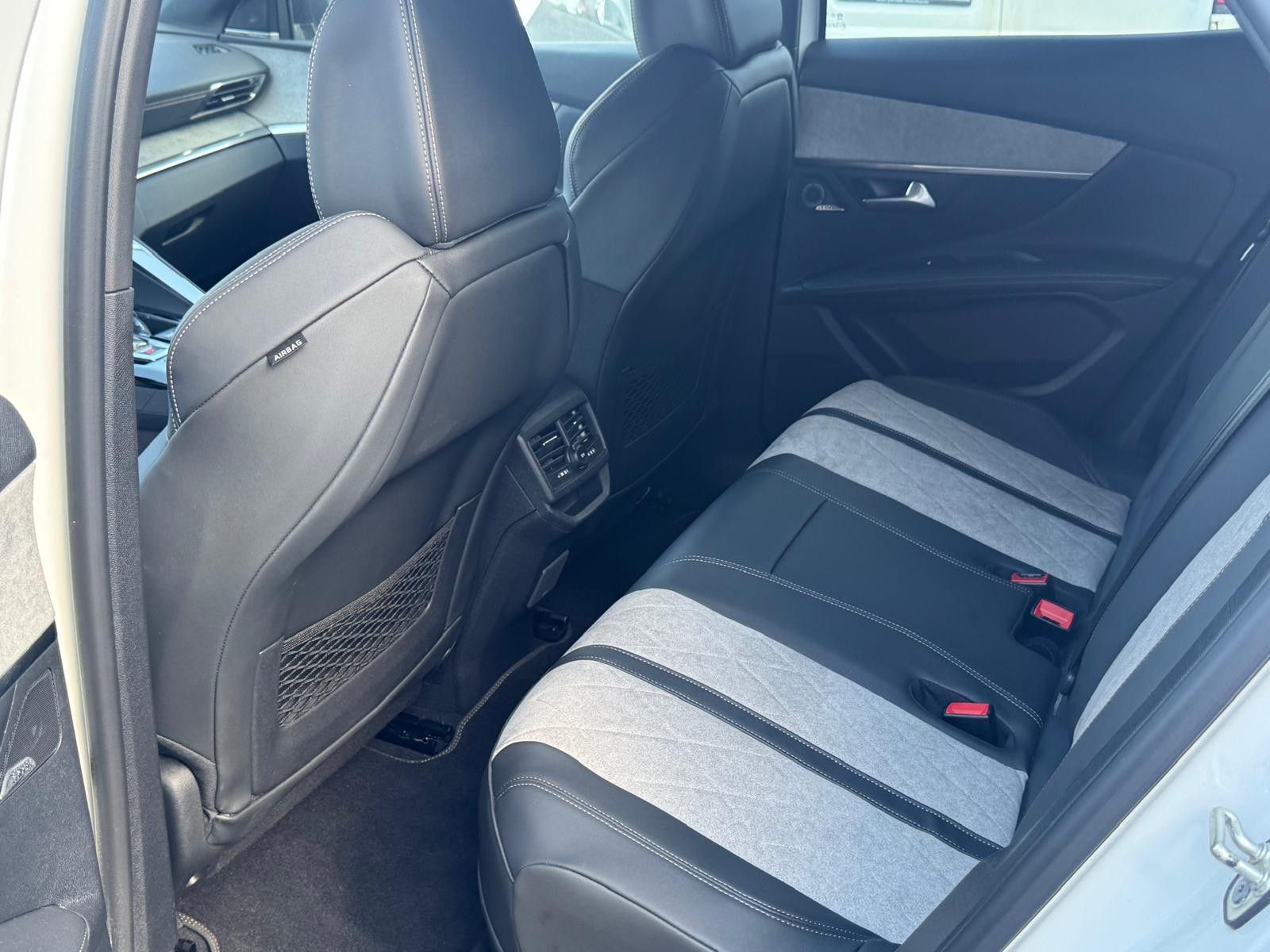 Fahrzeugabbildung Peugeot 3008 Hybrid4 300 GT LED+NAVI+KAM+SHZ+ACC+