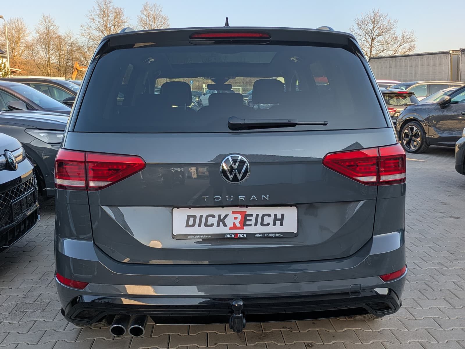 Fahrzeugabbildung Volkswagen Touran 2.0 DSG R-Line High BLACK Pano 7Si IQ AHK