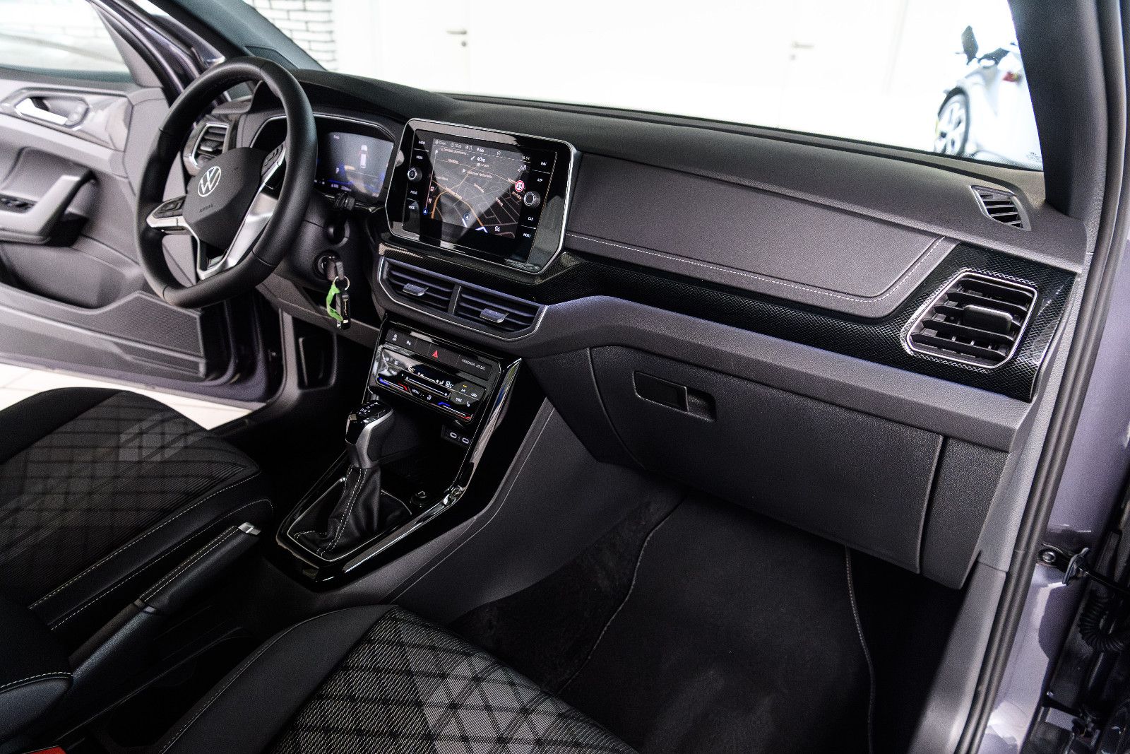 Fahrzeugabbildung Volkswagen T-Cross R-Line 1.5 TSI DSG IQ-LED+AHK+NAV+ACC