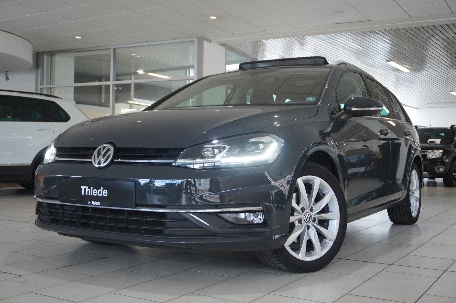 Fahrzeugabbildung Volkswagen Golf VII Vari. 1.5 TSI HIGHLINE DSG NAVI/LED/AHK