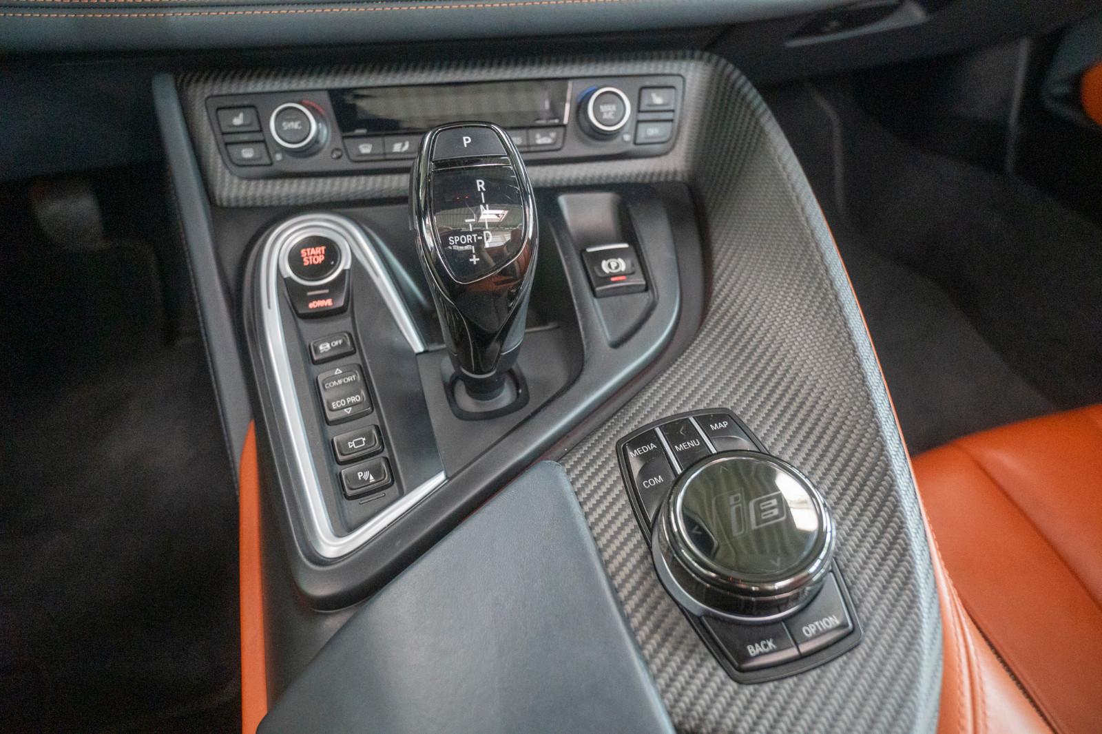 BMW i8 Roadster*HUD*H&K*LASER*CARBON