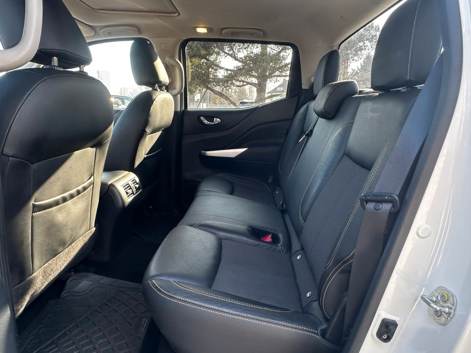 Fahrzeugabbildung Nissan Navara NP300 Tekna Double Cab 4x4 AHK