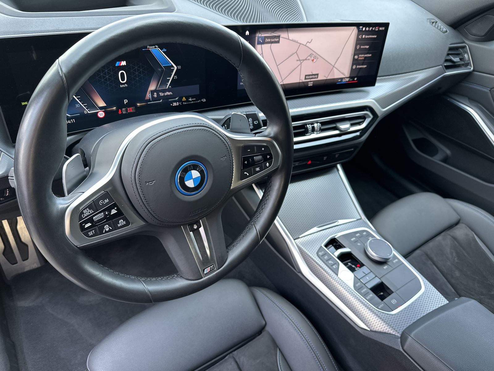 Fahrzeugabbildung BMW 330 e Touring xDrive M-Sport NAV+LASER+360°+HUD