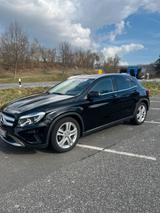 Mercedes-Benz Mercedes Benz GLA 180d Automatik - Mercedes-Benz GLA 180: Limousine