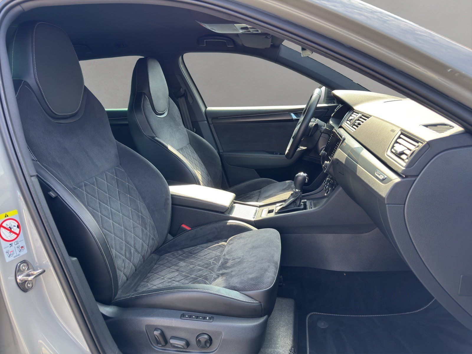 Fahrzeugabbildung SKODA Superb Combi 2.0 TSI Sportline 4x4/AHK/360°/ACC/