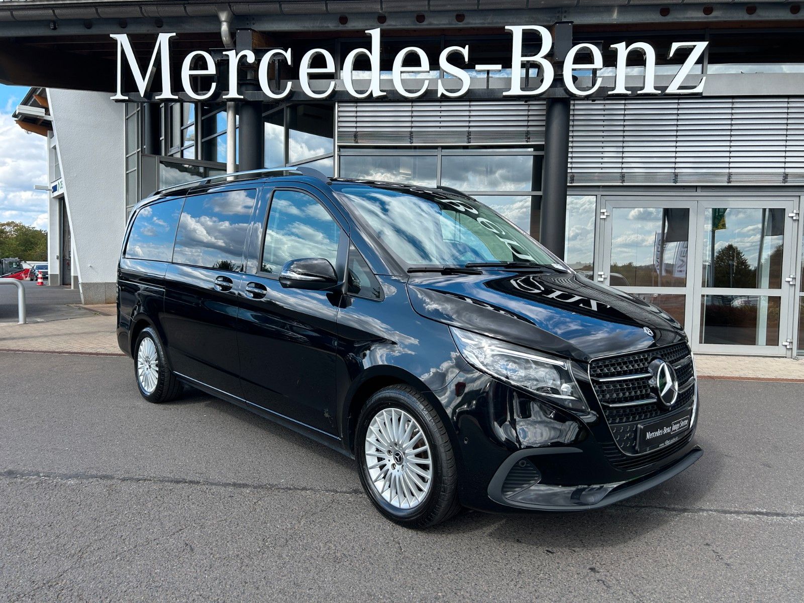 Fahrzeugabbildung Mercedes-Benz V 220 d STYLE AHK2,5to DISTRONIC 360 MULTIBEAM