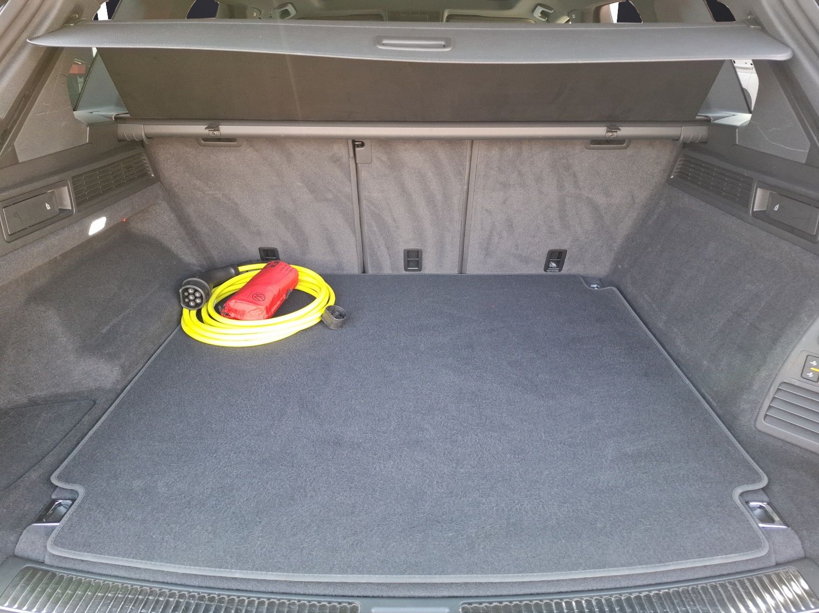 Fahrzeugabbildung Volkswagen Touareg TSI eHybrid R-Line 4M Matrix AHK Pano HU