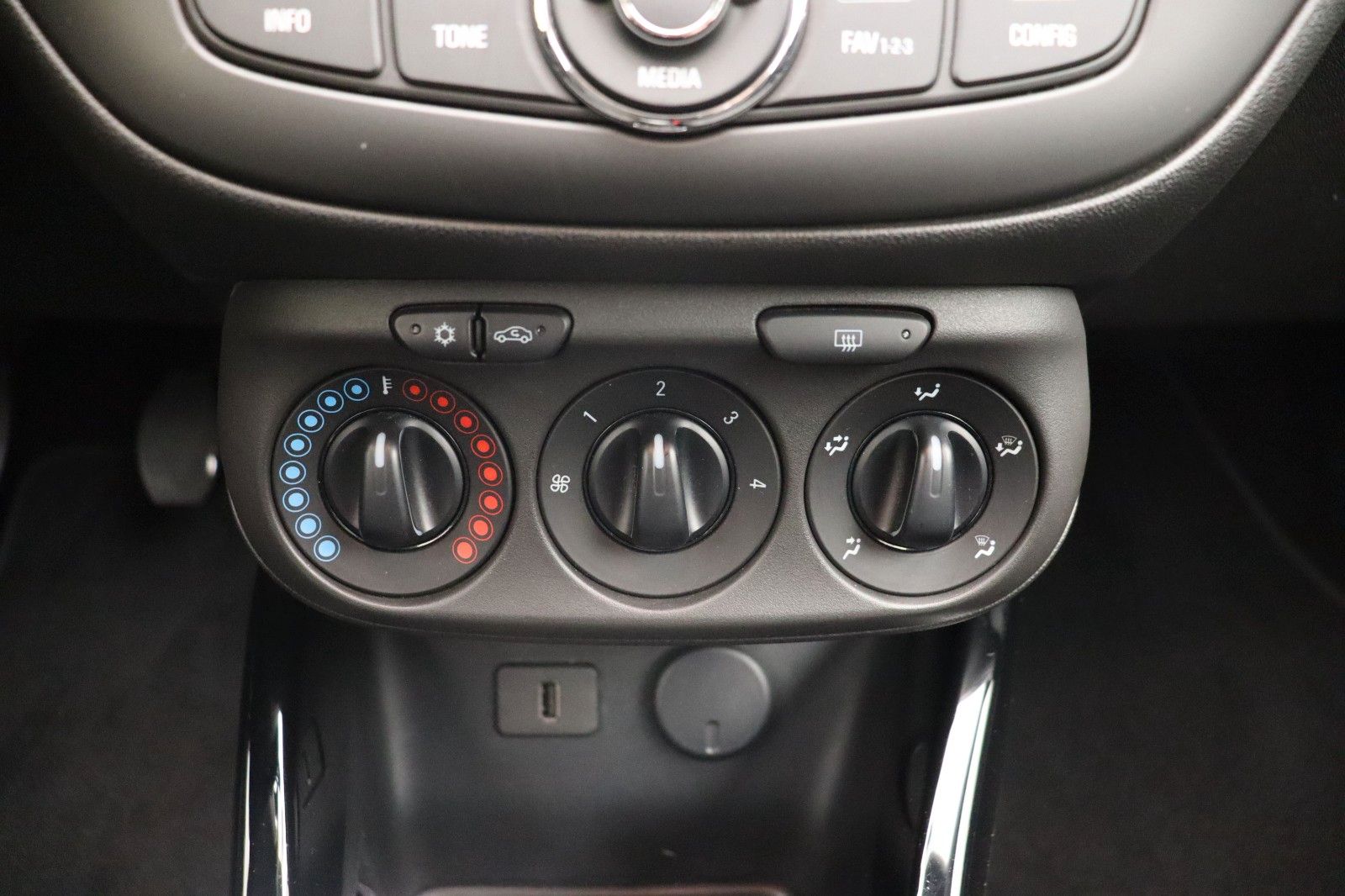 Fahrzeugabbildung Opel Corsa E 1.4 Edition SHZ TEMPO PDC