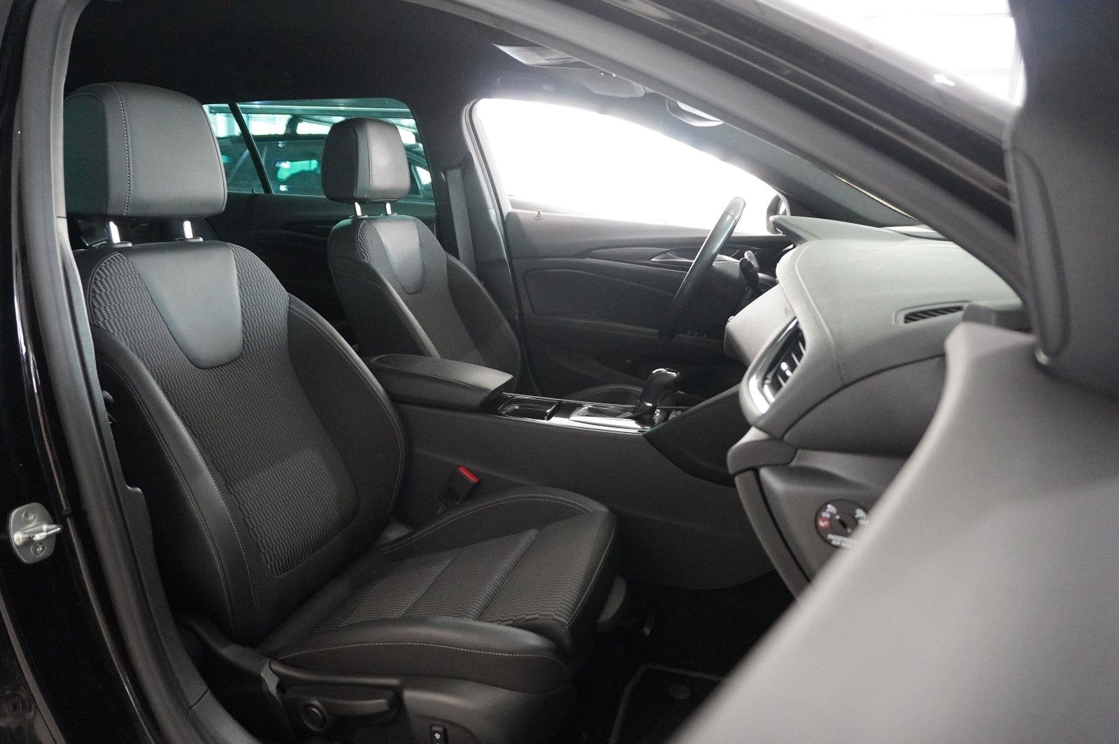 Fahrzeugabbildung Opel Insignia B ST 2.0D ELEGANCE 4X4 NAVI/HUD/BOSE/AH