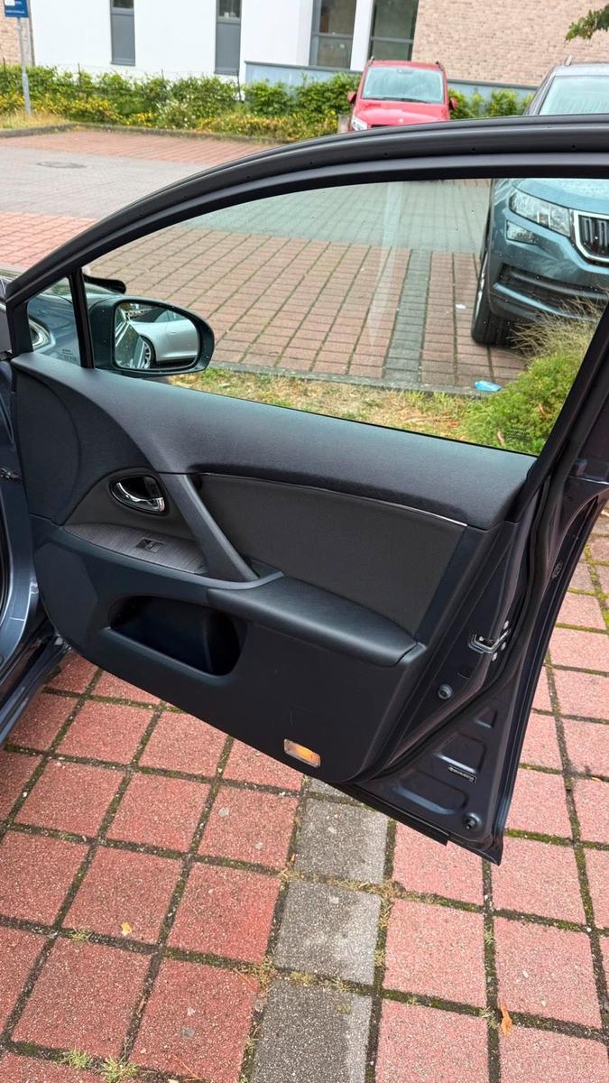 Toyota Avensis 2011 — photo 15