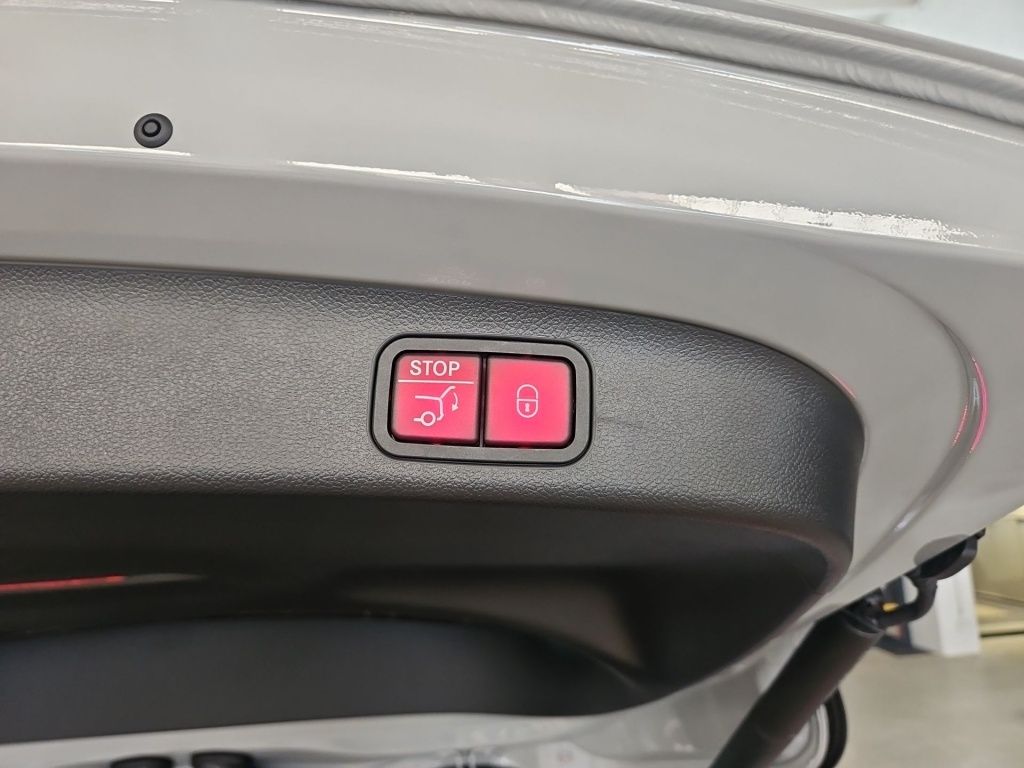 Fahrzeugabbildung Mercedes-Benz GLB 200 4MATIC +AMG+Night+AHK+DynLicht+Pano+