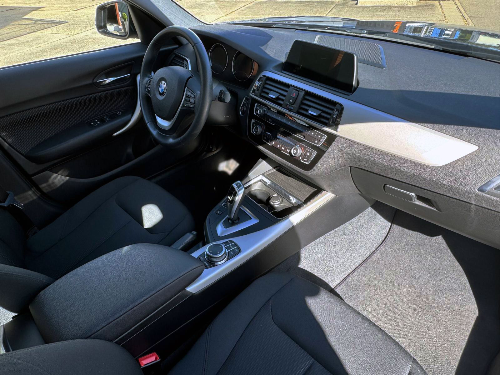 Fahrzeugabbildung BMW 118i 5-trg. Aut. Advantage LED TEMP PDC SHZ NAV
