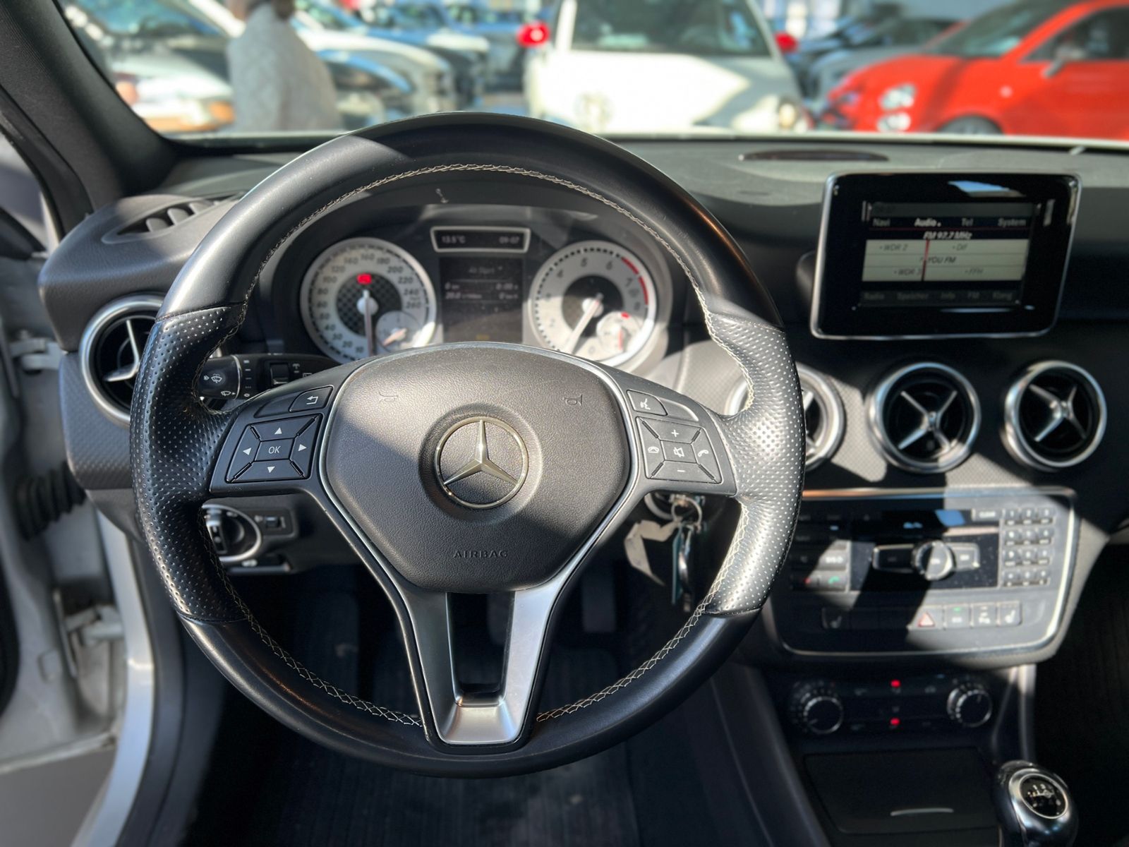 Fahrzeugabbildung Mercedes-Benz A 180 BlueEfficiency KLIMA NAV PDC SHZ ALU