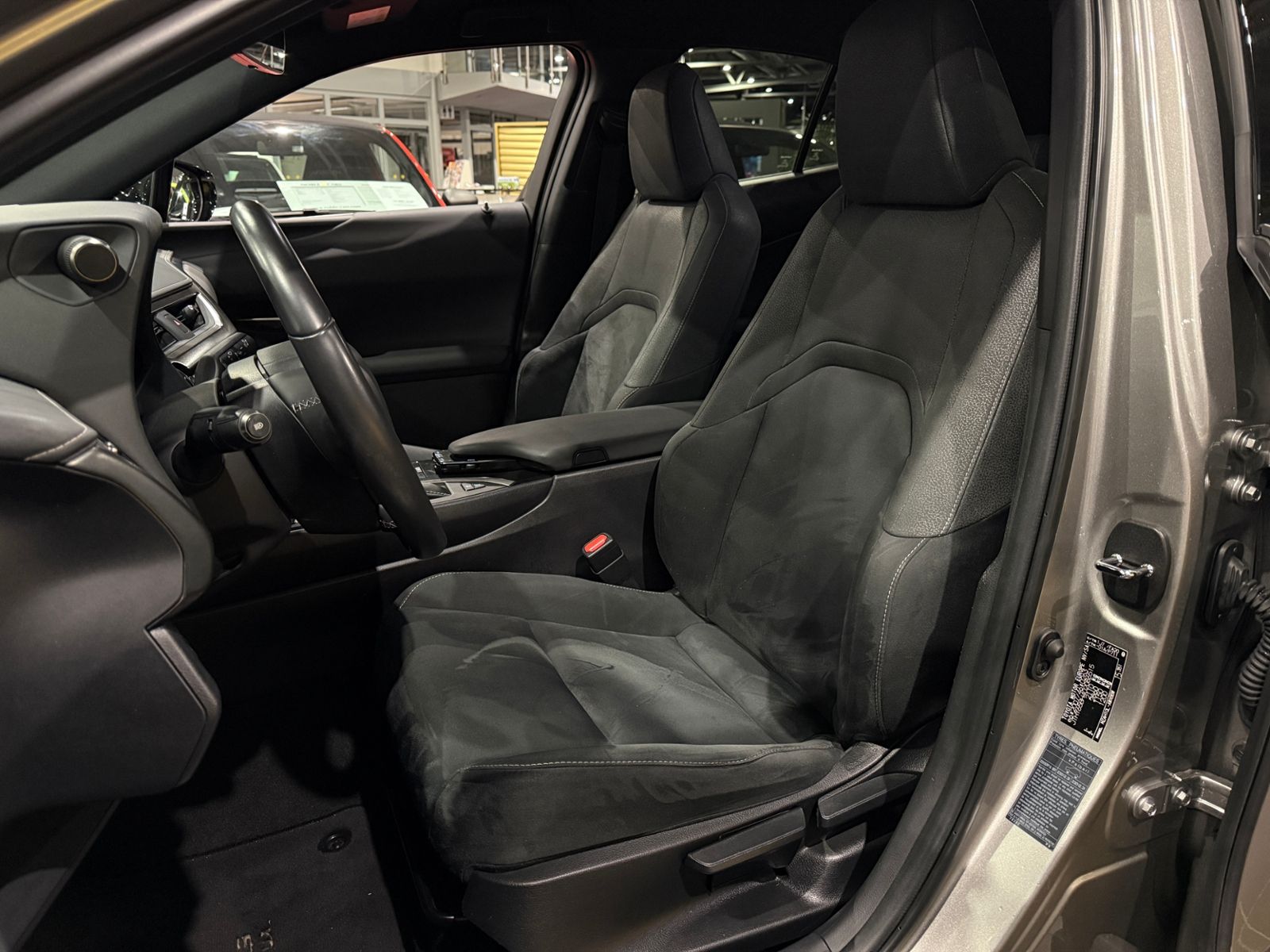 Fahrzeugabbildung Lexus UX 250 h RFK LED ALU 18"