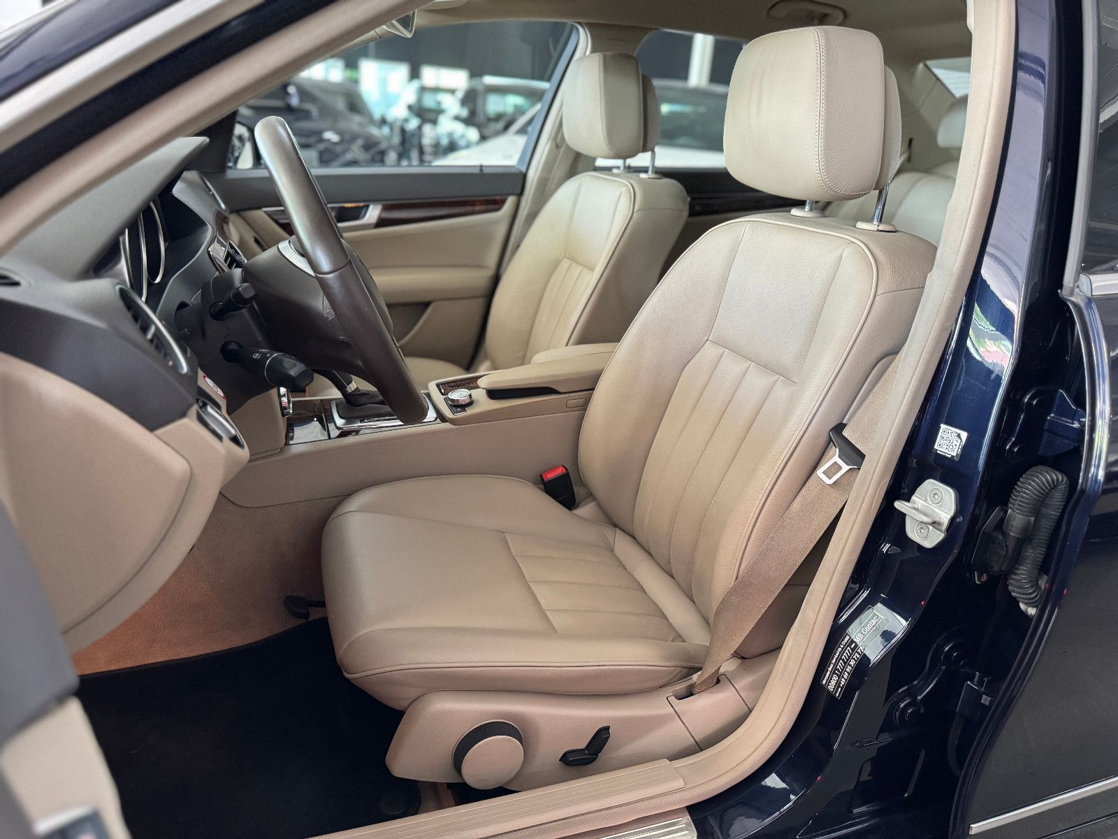 Fahrzeugabbildung Mercedes-Benz C 250 CGI BE 7GT ELEGANCE COMAND ILS KAMERA 1.VB