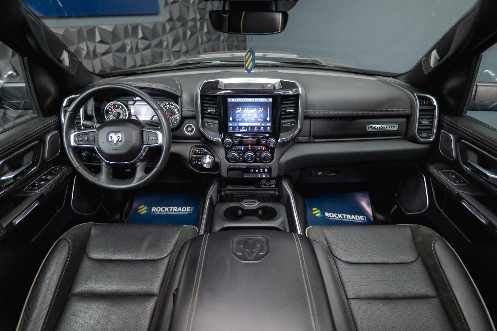 Fahrzeugabbildung Dodge RAM 5.7 V8 HEMI 4x4 NIGHT LARAMIE *Pano*22 Zoll*