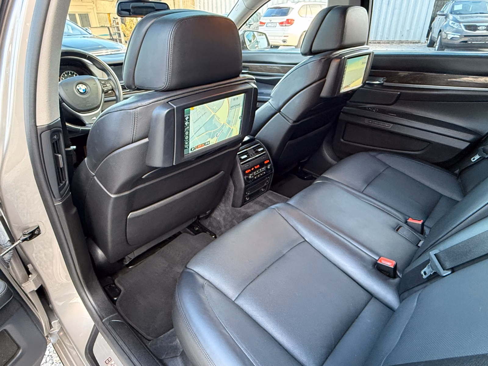 BMW 740i | 326 ch | BVA | Affichage tête haute | Régulateur adaptatif | Sièges ventilés/massants | Chauffage auxiliaire | TV / divertissement arrière