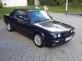 BMW E30 Oldtimer 325i Cabrio schwarz - BMW 325 aus 1992