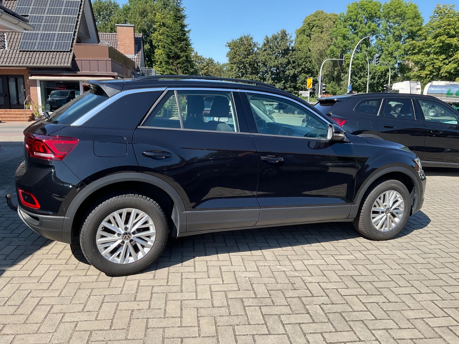 Fahrzeugabbildung Volkswagen T-Roc 1.5 TSI DSG Life,LED,AHK,Navi